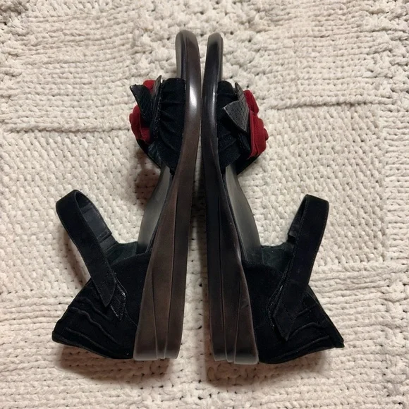Vintage Ziera Black Suede Sandals with Rose Embellishment - Picture 5 of 5